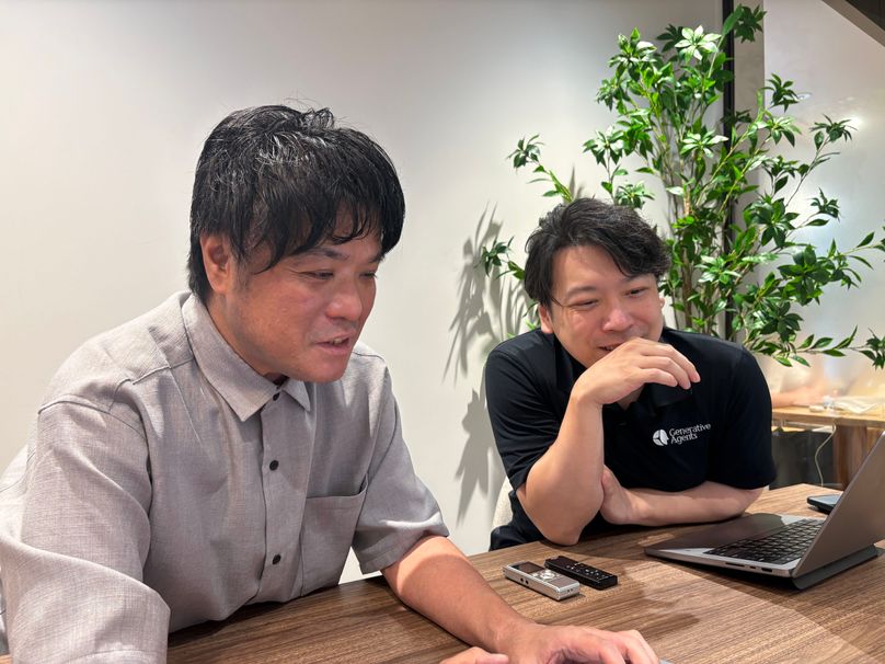 画面を見ながら話す松木晋祐さんと西見公宏