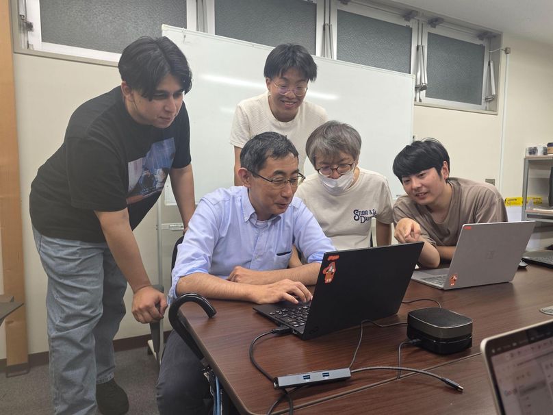 AIエンジニアリングマスター研修でコードを確認する様子
